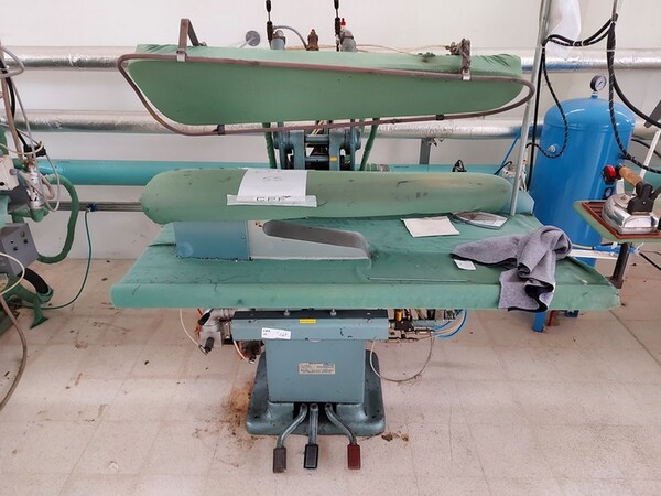 163#6059 Presse da stiro e macchina attaccabottoni Union Special Lewis in vendita - foto 1