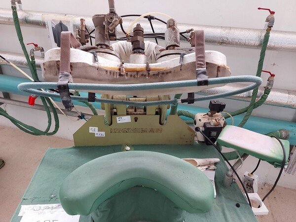 163#6059 Presse da stiro e macchina attaccabottoni Union Special Lewis in vendita - foto 7