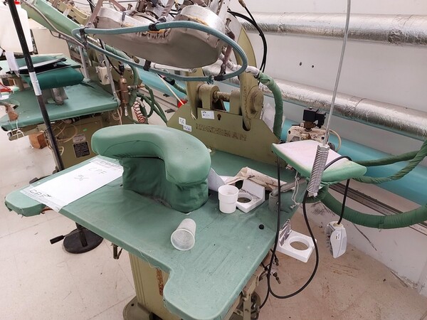 163#6059 Presse da stiro e macchina attaccabottoni Union Special Lewis in vendita - foto 8