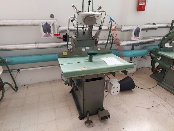 163#6059 Presse da stiro e macchina attaccabottoni Union Special Lewis in vendita - foto 17