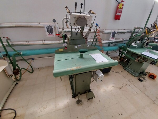 163#6059 Presse da stiro e macchina attaccabottoni Union Special Lewis in vendita - foto 18