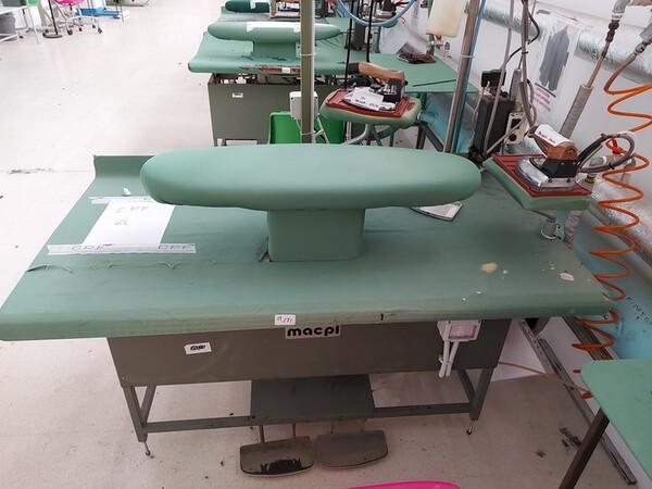 163#6059 Presse da stiro e macchina attaccabottoni Union Special Lewis in vendita - foto 33