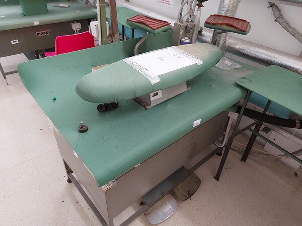 163#6059 Presse da stiro e macchina attaccabottoni Union Special Lewis in vendita - foto 35