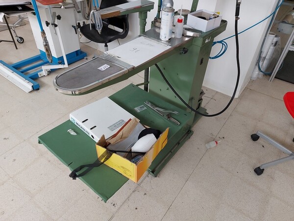 163#6059 Presse da stiro e macchina attaccabottoni Union Special Lewis in vendita - foto 46