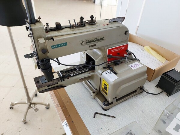 163#6059 Presse da stiro e macchina attaccabottoni Union Special Lewis in vendita - foto 53