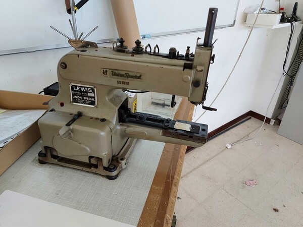 163#6059 Presse da stiro e macchina attaccabottoni Union Special Lewis in vendita - foto 54