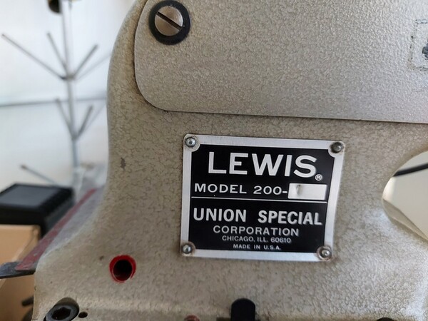 163#6059 Presse da stiro e macchina attaccabottoni Union Special Lewis in vendita - foto 55