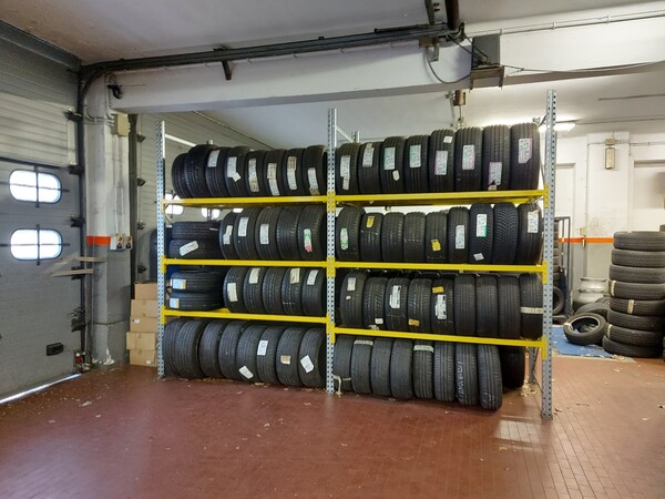 1#6107 Attrezzature da officina e gomme Michelin in vendita - foto 1