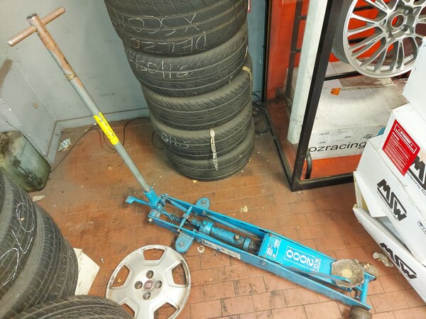 1#6107 Attrezzature da officina e gomme Michelin in vendita - foto 62