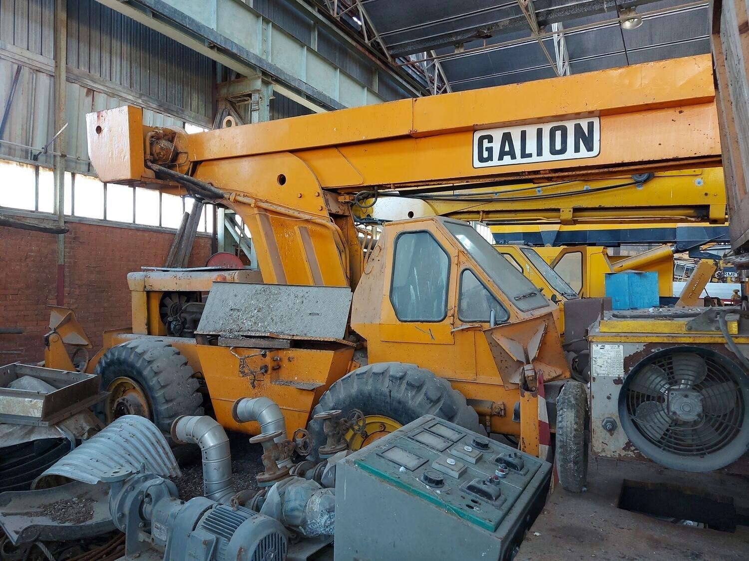 Lot Galion crane
