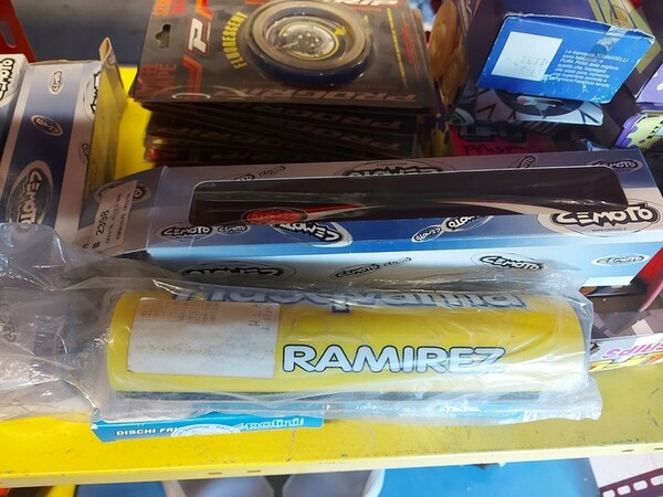 4#6138 Ricambi e accessori per moto Ferodo e Yamaha in vendita - foto 222