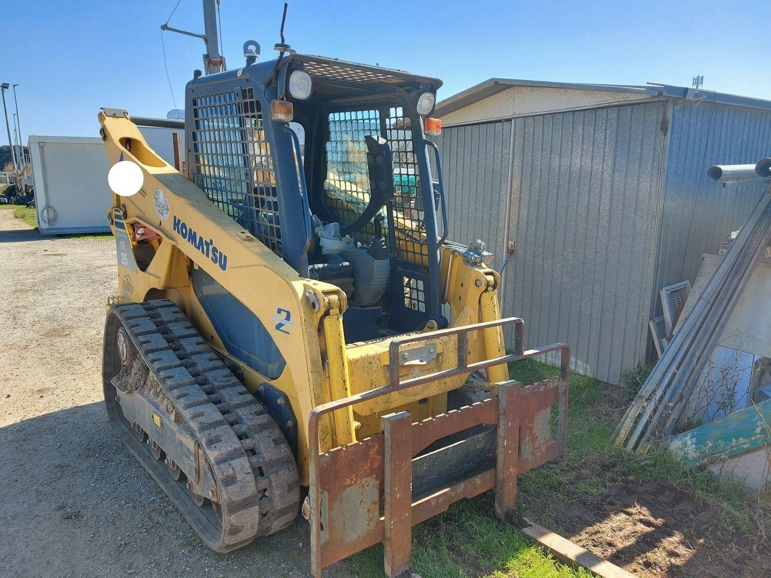 Lot Komatsu CK25 skidsteer loader