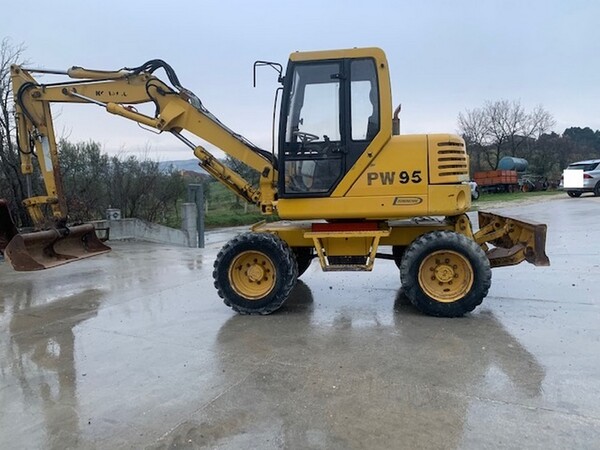 8#6189 Escavatore gommato Komatsu in vendita - foto 1