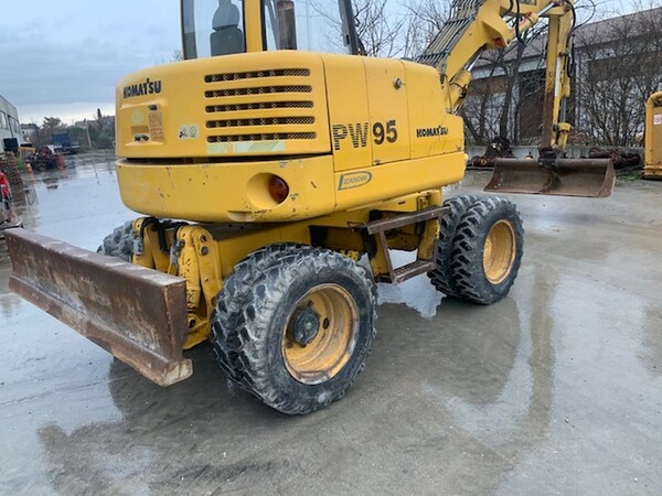 8#6189 Escavatore gommato Komatsu in vendita - foto 6