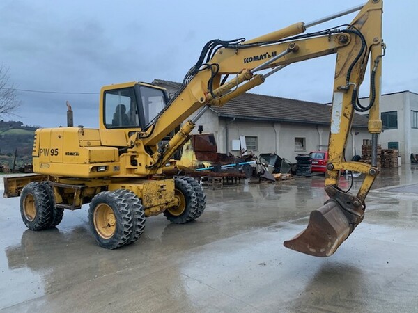 8#6189 Escavatore gommato Komatsu in vendita - foto 7