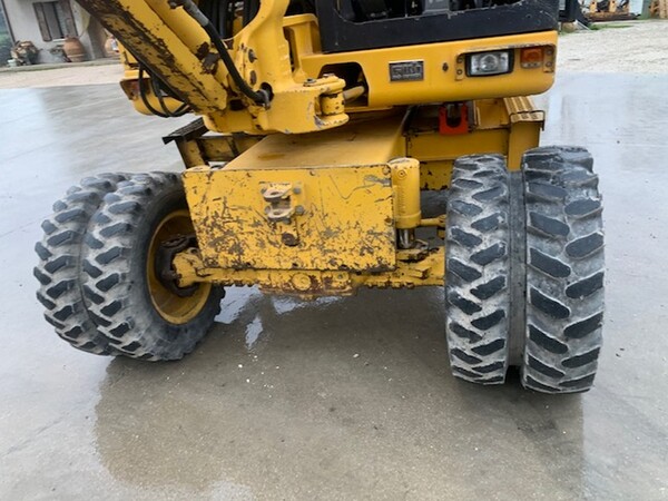 8#6189 Escavatore gommato Komatsu in vendita - foto 10