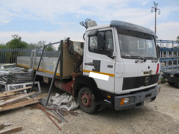 15#6230 Autocarro Mercedes con braccio gru in vendita - foto 1