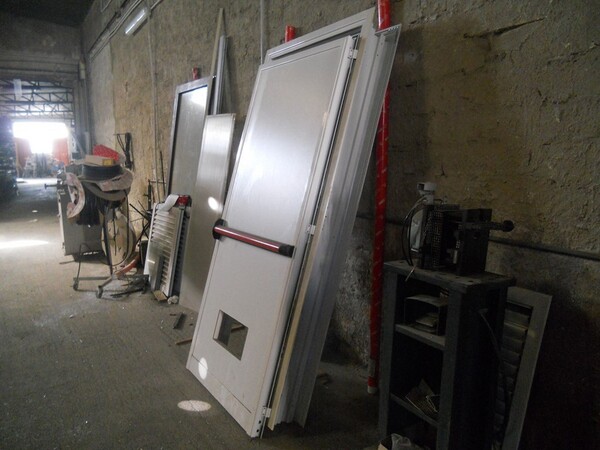 27#6304 Porte e finestre in vendita - foto 1