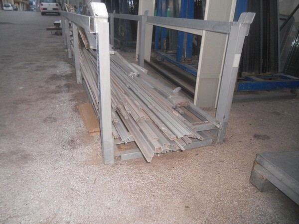 30#6304 Cavalletti porta vetro e vetri vari in vendita - foto 4