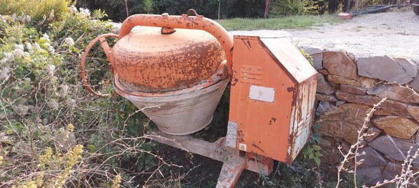 1#6349 Betoniera e tavole metalliche da ponteggio in vendita - foto 1