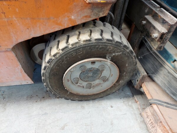1#6484 Carrello elevatore Linde e alimentatori vibranti in vendita - foto 2