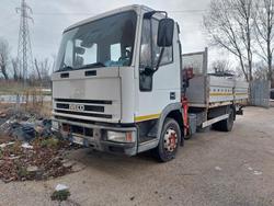Autocarro Iveco con gru
