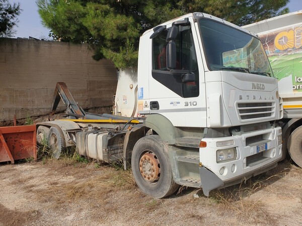 16#6794 Autocarro Iveco Con Gru in vendita - foto 1