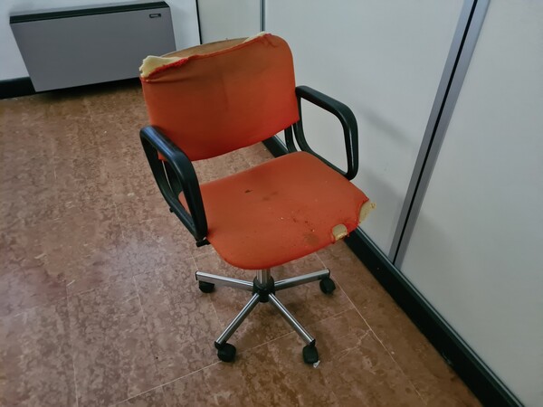 1#6840 Arredi da ufficio e ricambi automotive ed elettrici in vendita - foto 8
