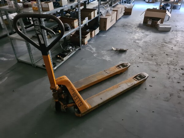 1#6840 Arredi da ufficio e ricambi automotive ed elettrici in vendita - foto 39