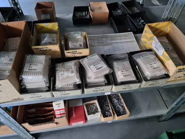1#6840 Arredi da ufficio e ricambi automotive ed elettrici in vendita - foto 56