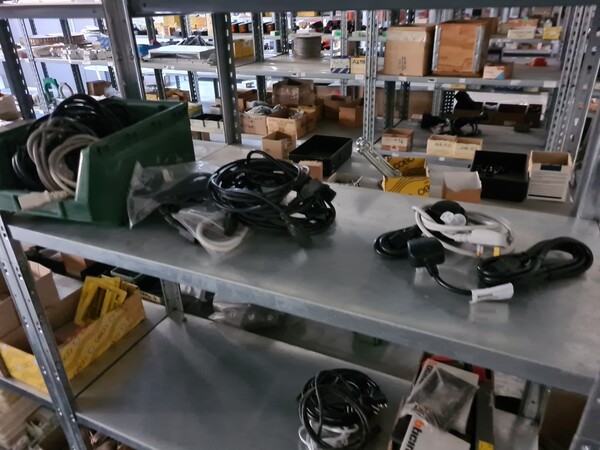 1#6840 Arredi da ufficio e ricambi automotive ed elettrici in vendita - foto 58