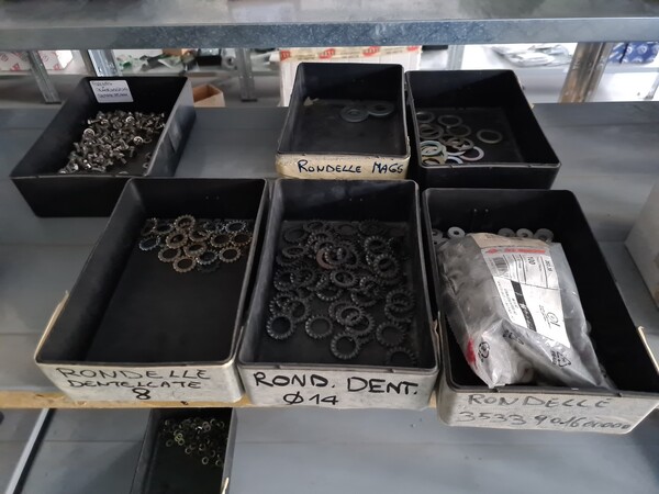 1#6840 Arredi da ufficio e ricambi automotive ed elettrici in vendita - foto 61