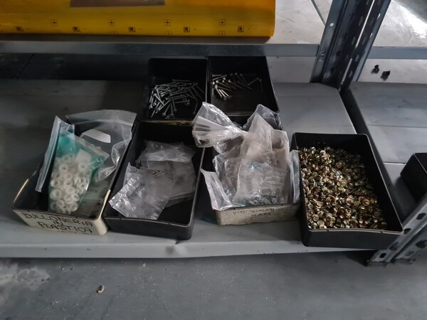 1#6840 Arredi da ufficio e ricambi automotive ed elettrici in vendita - foto 62