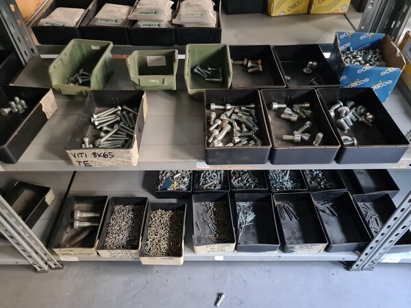 1#6840 Arredi da ufficio e ricambi automotive ed elettrici in vendita - foto 63