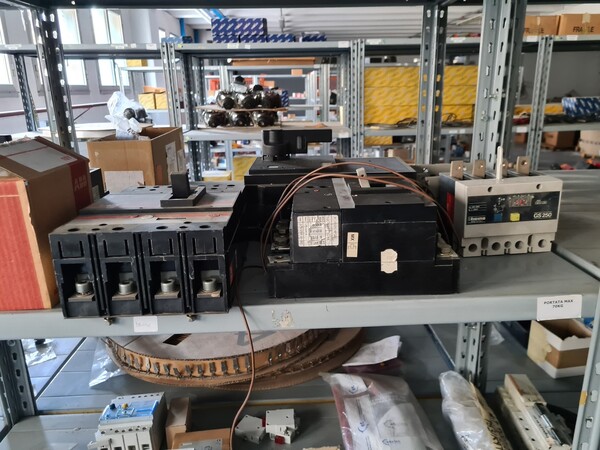 1#6840 Arredi da ufficio e ricambi automotive ed elettrici in vendita - foto 65