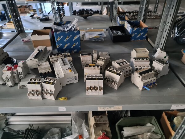 1#6840 Arredi da ufficio e ricambi automotive ed elettrici in vendita - foto 66