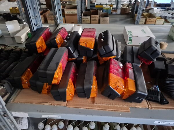 1#6840 Arredi da ufficio e ricambi automotive ed elettrici in vendita - foto 69