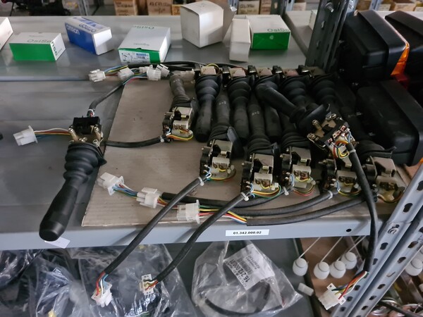 1#6840 Arredi da ufficio e ricambi automotive ed elettrici in vendita - foto 71