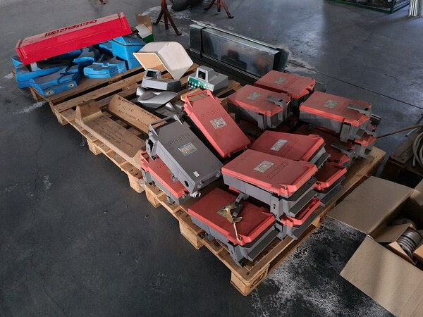 1#6840 Arredi da ufficio e ricambi automotive ed elettrici in vendita - foto 77