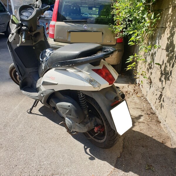 2#6877 Autovettura Ford KA e motociclo  Peugeot Motocycles in vendita - foto 6