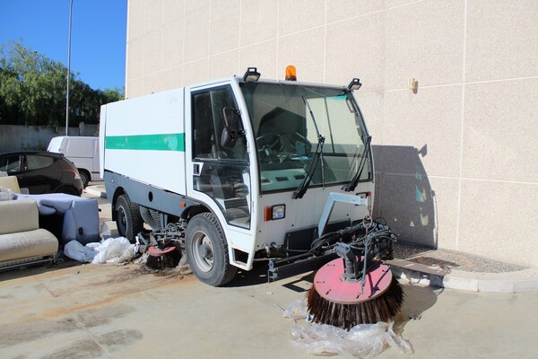 1#6883 Spazzatrice Iveco in vendita - foto 1