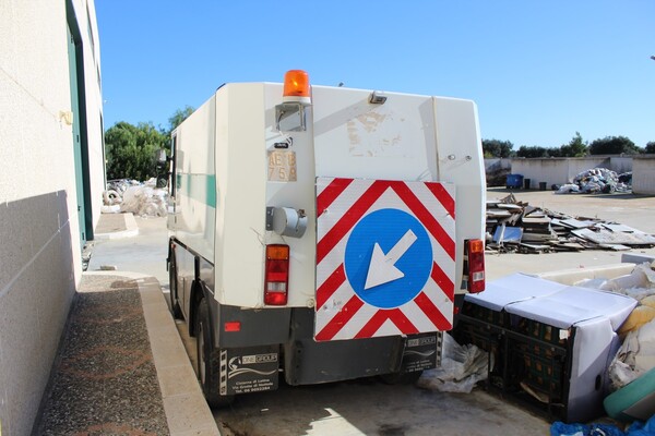 1#6883 Spazzatrice Iveco in vendita - foto 4