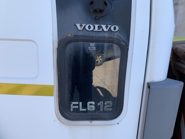 6#6949 Autocarro Volvo FL 614 con gru in vendita - foto 3