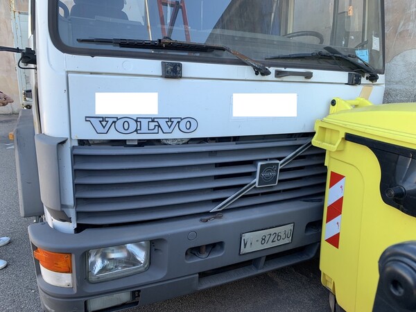 6#6949 Autocarro Volvo FL 614 con gru in vendita - foto 8