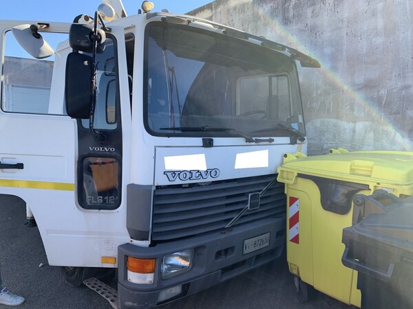 6#6949 Autocarro Volvo FL 614 con gru in vendita - foto 9