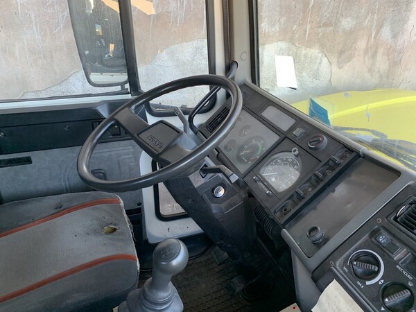 6#6949 Autocarro Volvo FL 614 con gru in vendita - foto 13