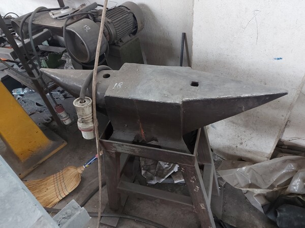 3#7049 Arredi e attrezzature per officina e ufficio in vendita - foto 27