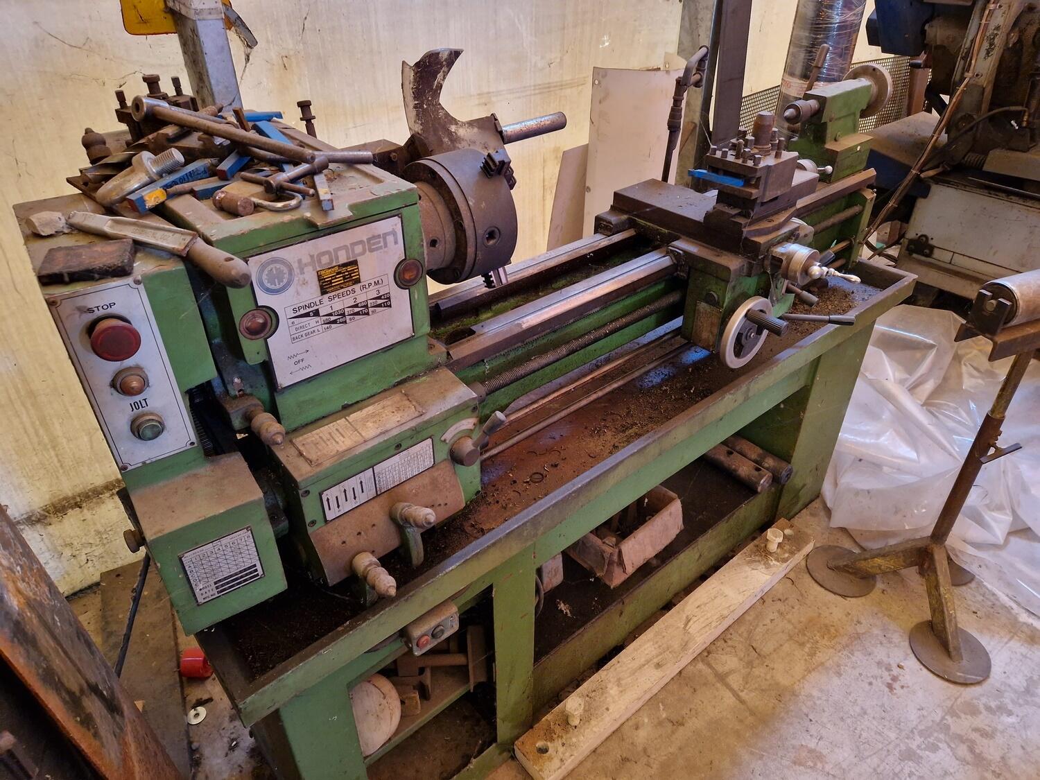 Lot Honden lathe