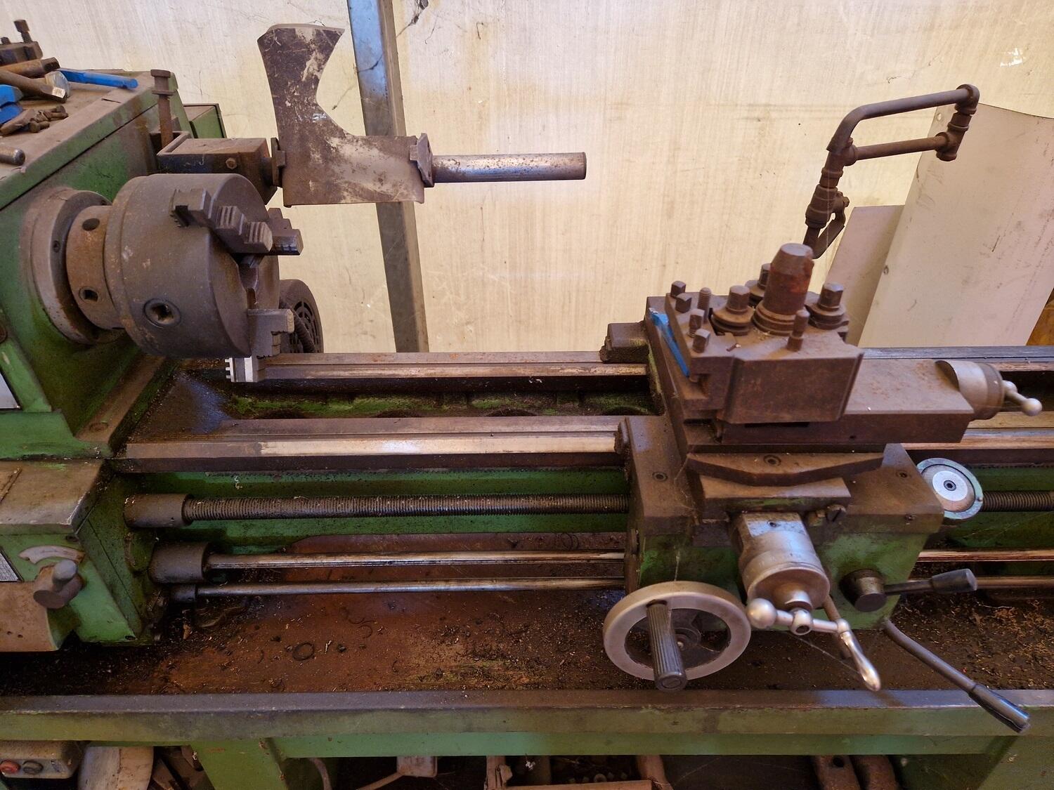 Lot Honden lathe