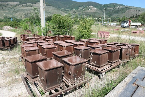 90#70720 Magazzino materie prime e macchinari per caminetti in vendita - foto 1